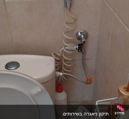 אסלה עם ברז מים וגמיש צינור